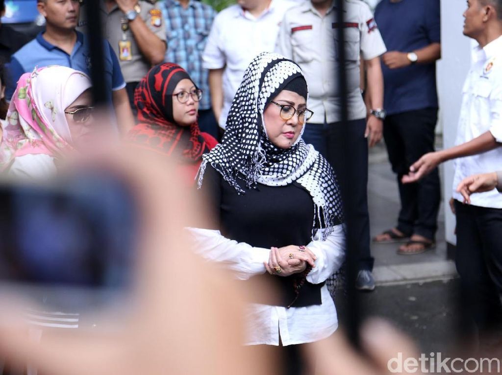 Anak Elvy Sukaesih Sempat Keluarkan Golok dan Rusak Warung Rokok